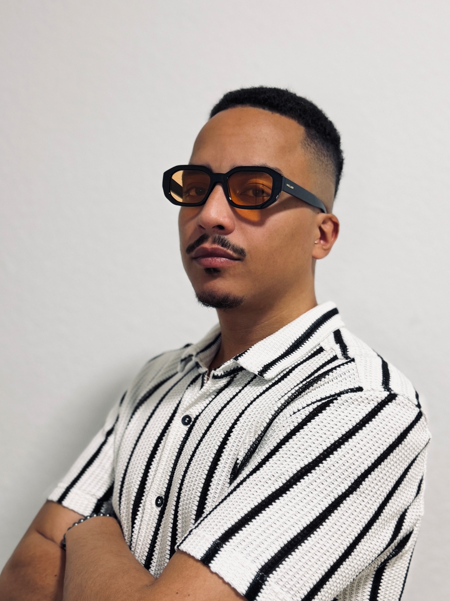 DJ SIELO Portrait mit orangefarbener Sonnenbrille